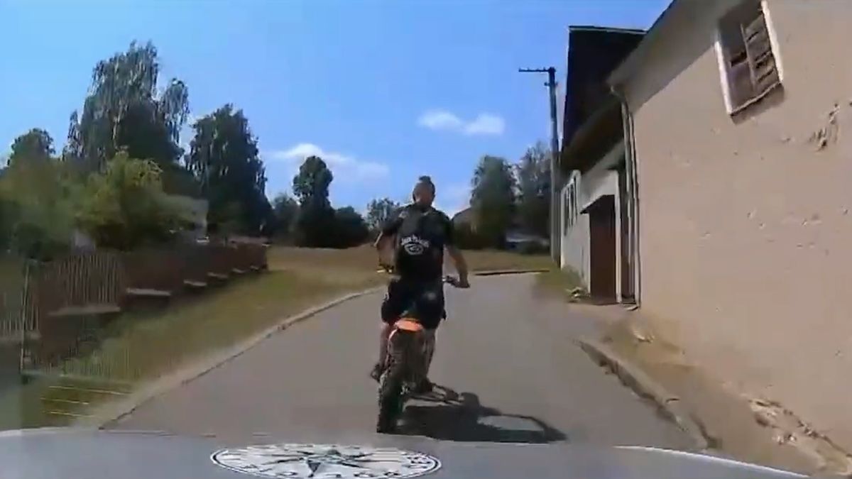 Policie na Českobudějovicku stíhala motorkáře bez helmy. Nakonec spadl